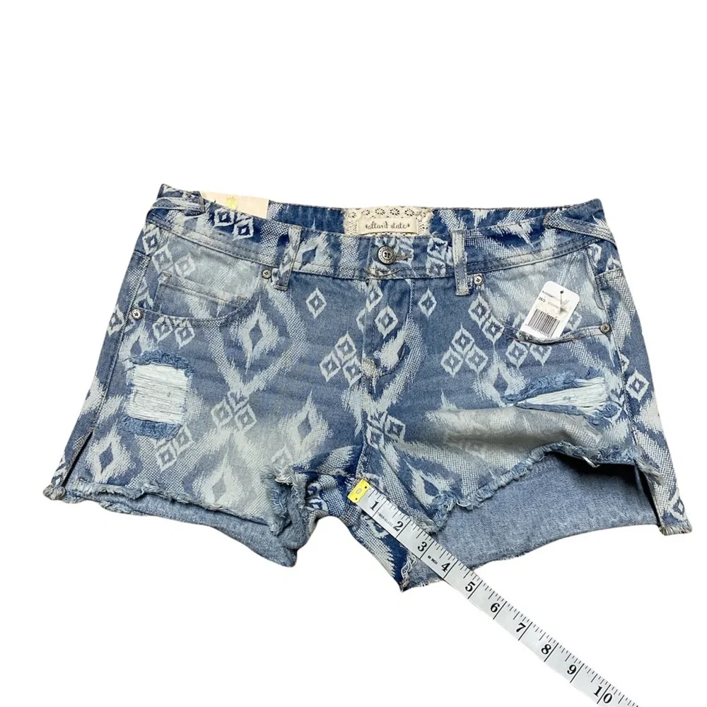 Altar’d State Jean Shorts Women’s 26/3 Light Wash Bleached Diamond Printed Denim